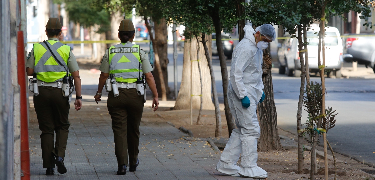 Carabinera recibió disparo tras ser asaltada en Estación Central: resultó con lesiones graves