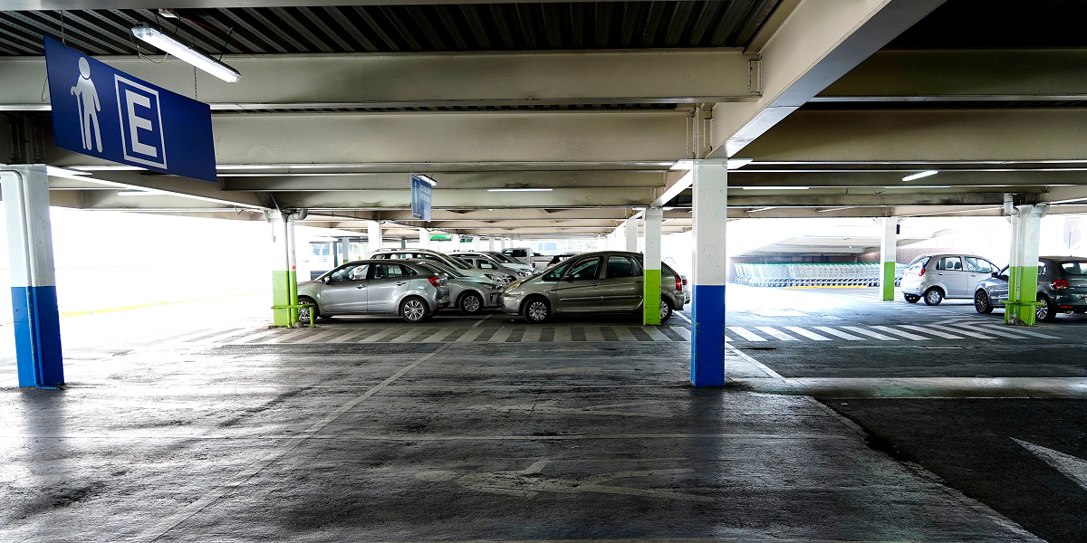 Ordenan a Cencosud a pagar millonaria indemnización a mujer que se quebró la cadera en supermercado