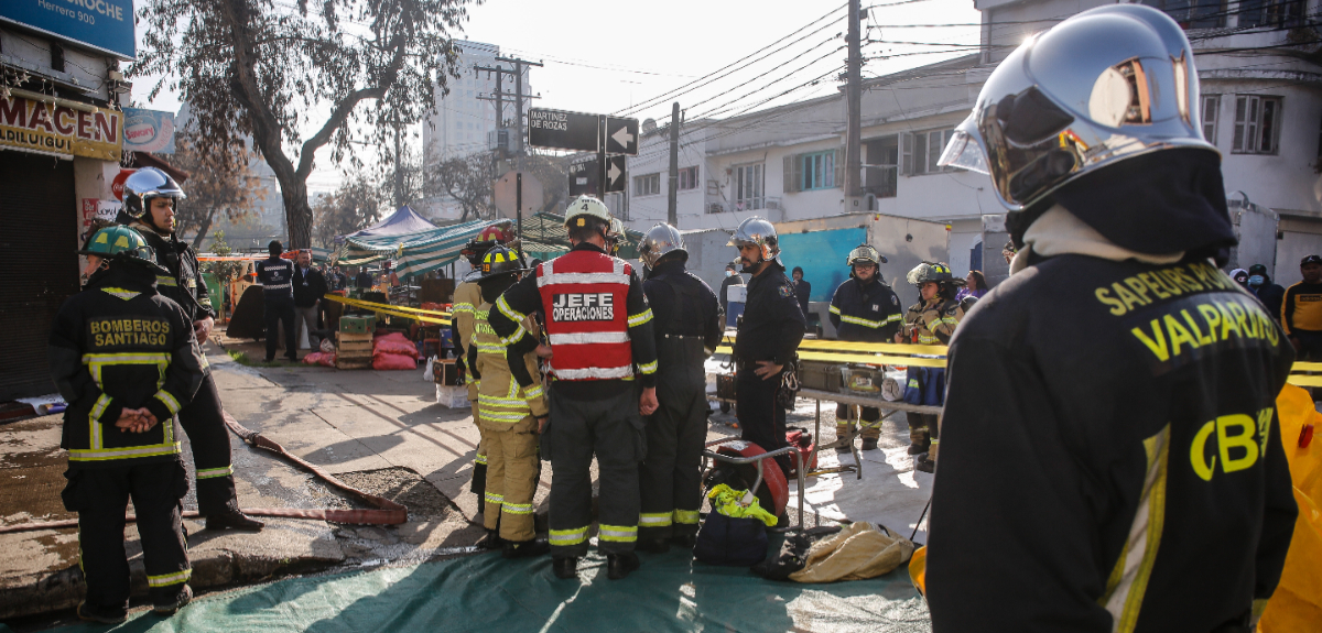 Hombre murió por ingesta de cianuro en Santiago: alertó a sus vecinos con un cartel en su puerta