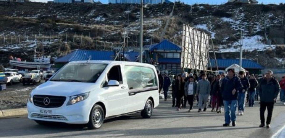 Dan último adiós a pescador que falleció en accidente que involucró a influencers en Punta Arenas