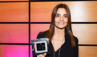 María Eugenia Rencoret recibe Premio Anatel 2023 por sus 38 años de trayectoria