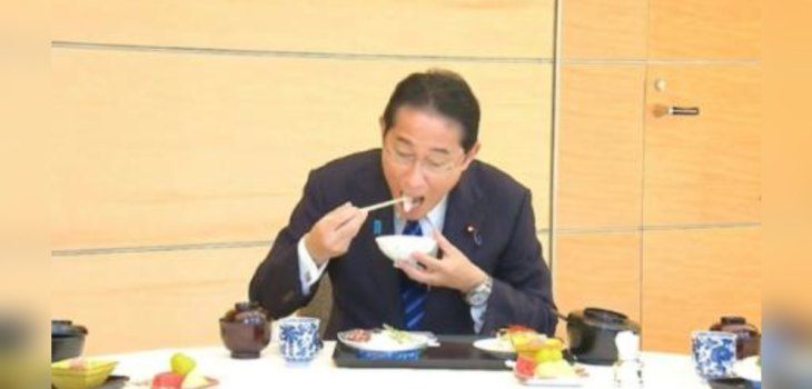 Primer Ministro japonés comió pescados y mariscos de Fukushima para descartar riesgos.