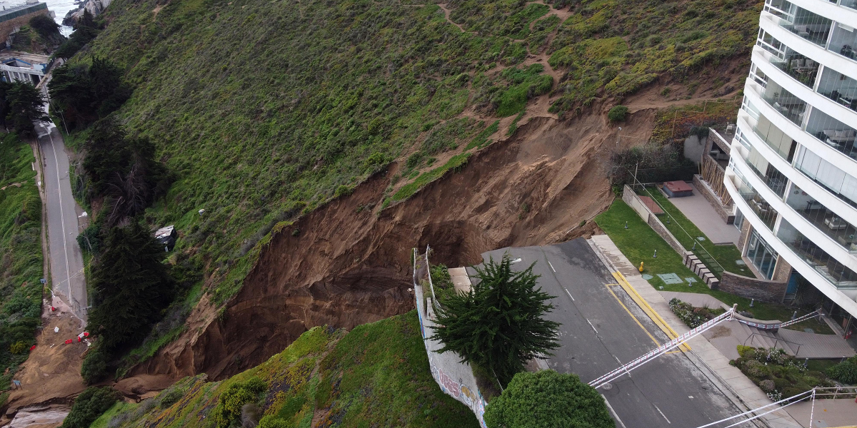 Captan impactante socavón en Viña del Mar: edificio corre riesgo de derrumbe