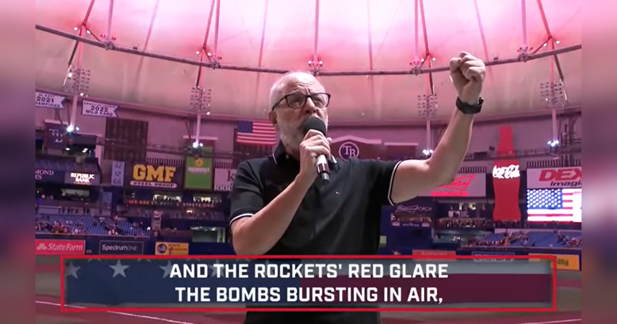 Alberto Plaza se viralizó tras cantar el himno de Estados Unidos en partido de béisbol.