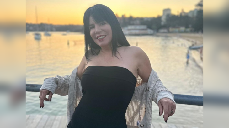 Anita Alvarado sacó aplausos en redes sociales tras posar en bikini desde playa australiana.