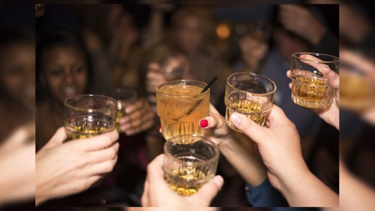 Un asqueroso hallazgo en Grecia: clausuran bares tras recoger sobras de licores dejados por clientes