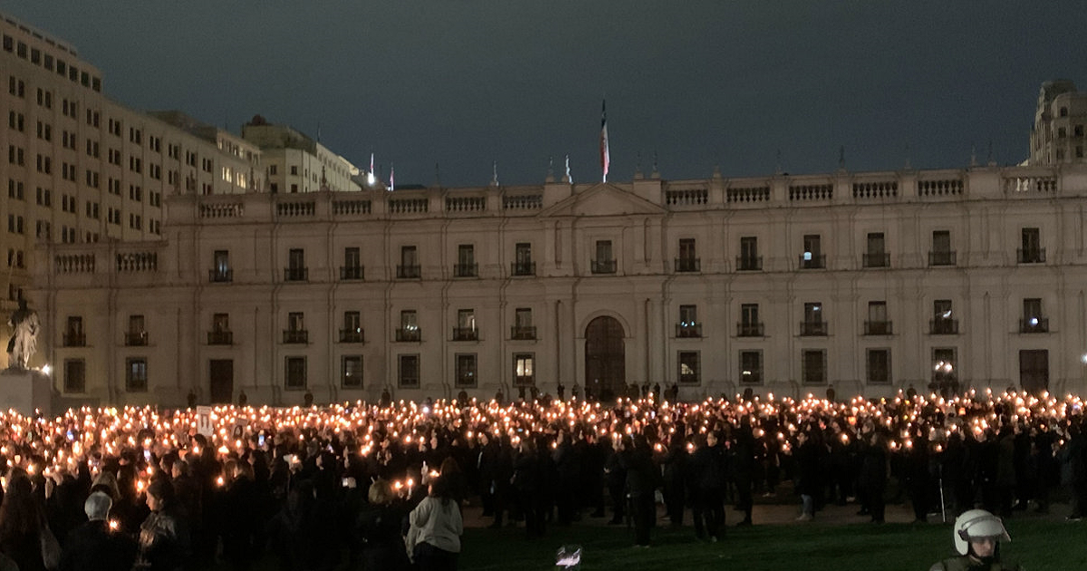 Mujeres rodean La Moneda en silencio para conmemorar los 50 años del Golpe: así se vivió el momento