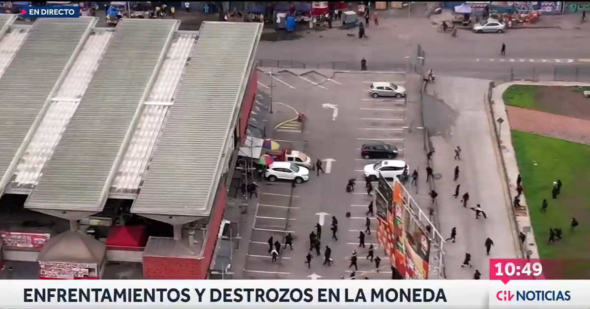 Captan a locatarios del Mercado Tirso de Molina enfrentándose a encapuchados para evitar saqueos