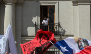 Presidente Boric agradeció manifestación frente al Palacio de La Moneda: “Nosotrs venimos de las marchas” loading=