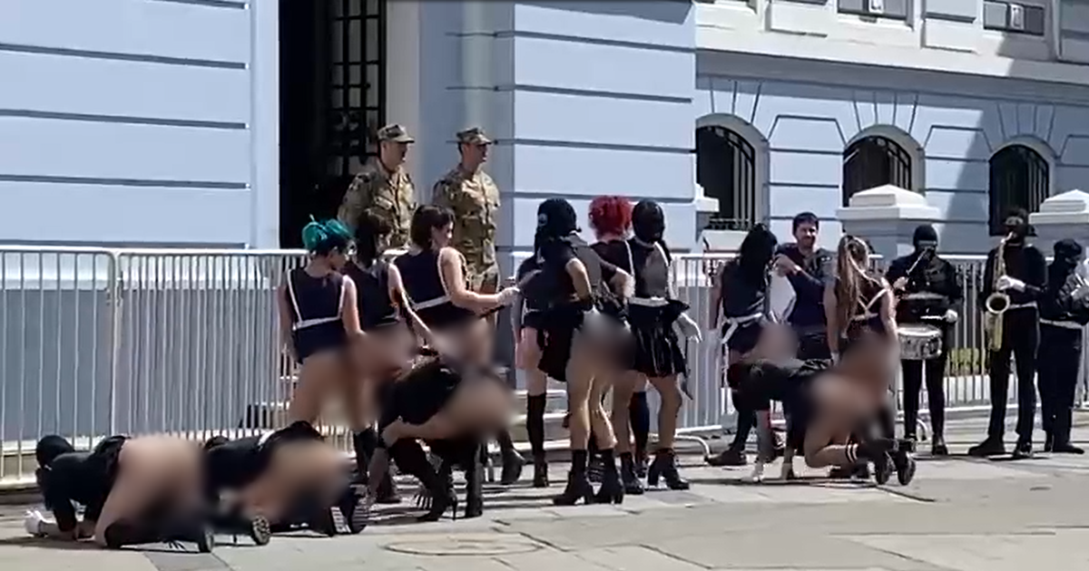 Armada de Chile presentó denuncia por performance en Plaza Sotomayor: "Espectáculo vulgar y procaz"