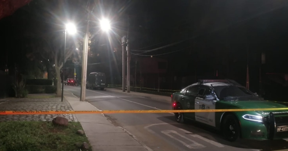 Canciller Van Klaveren es víctima de portonazo tras recibir al presidente mexicano AMLO