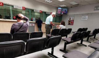 Gesto de ejecutiva bancaria terminó en robo de 315 millones: ayudó por pena a cliente y era ladrón loading=