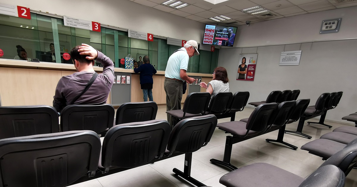 Gesto de ejecutiva bancaria terminó en robo de 315 millones: ayudó 