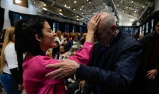Multitudes acampan para ver a la 'Sanadora de Rosario': quién es, dónde encontrarla y cuándo atiende
