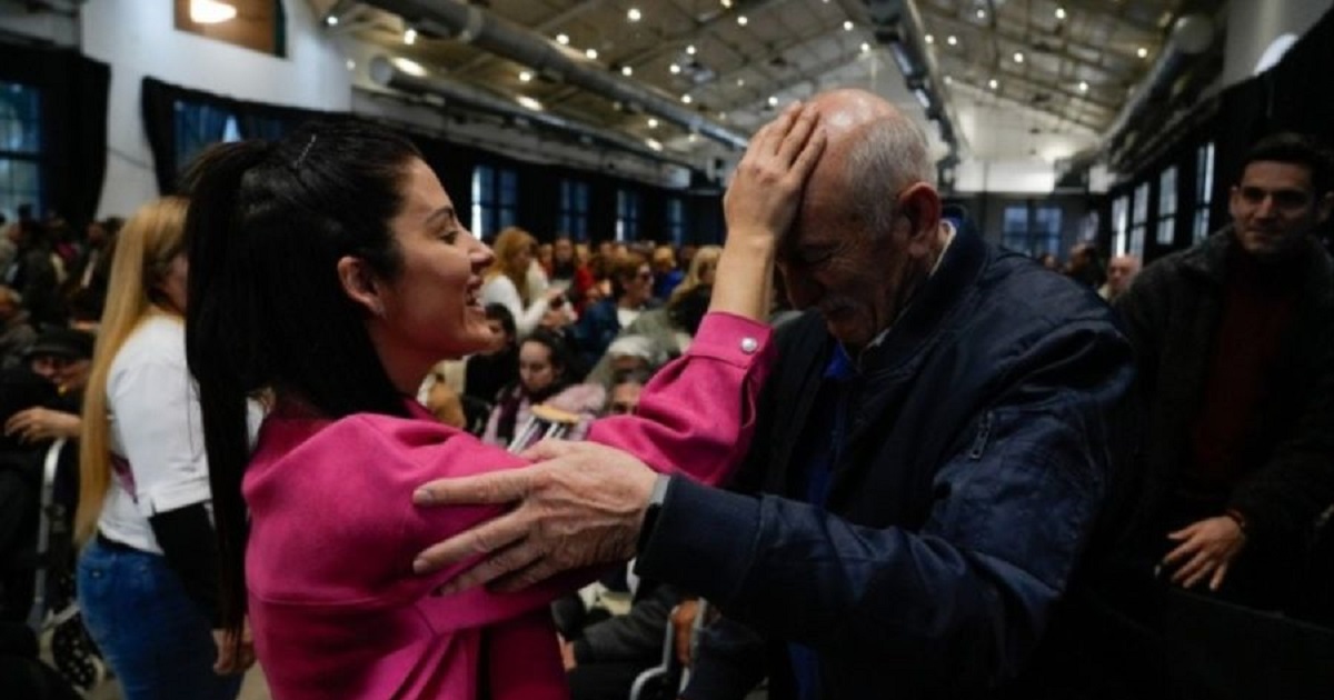 Multitudes acampan para ver a la 'Sanadora de Rosario': quién es, dónde encontrarla y cuándo atiende