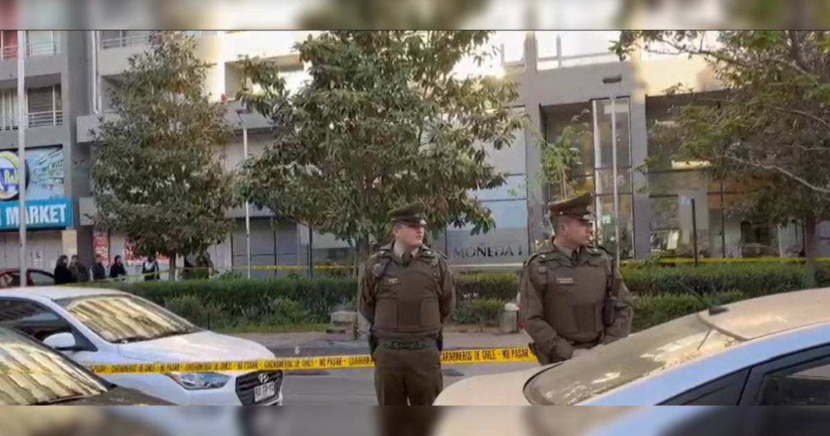 Hallan cuerpo de joven extranjero en Santiago: apuñalado en el pecho y abandonado en plena calle