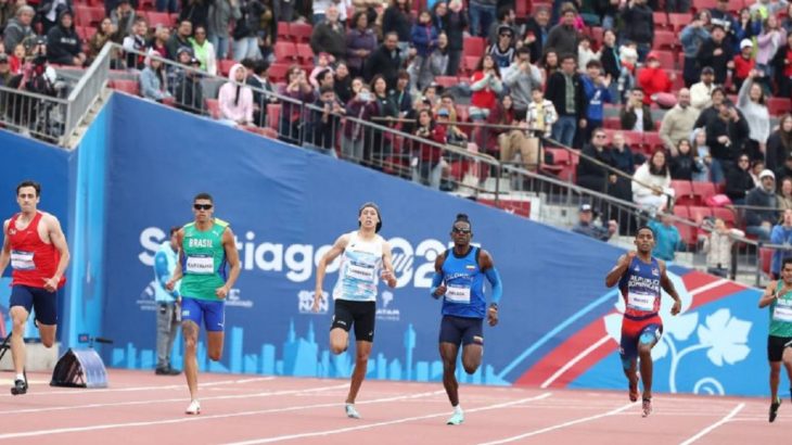 Atleta brasileña sufrió brutal calamebre en pleno salto largo en Santiago 2023: así quedó su pierna