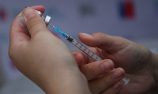 Punta Arenas: suministran vacuna equivocada a alumnos de quinto básico