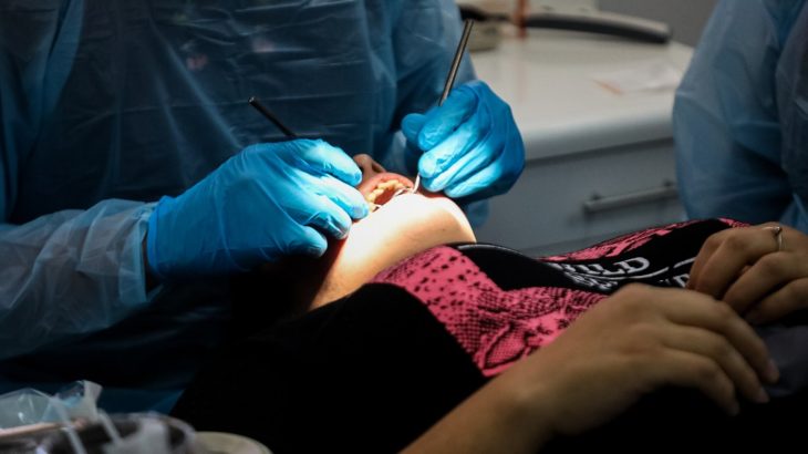Paciente denuncia negligencia cesfam: dejaron bisturí dentro de su boca