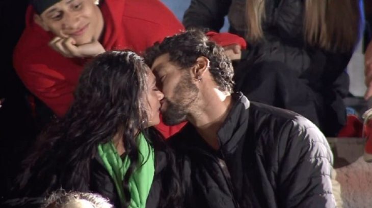 Pamela Díaz y Jhonatan Mujica sorprendieron con apasionado beso en Tierra Brava