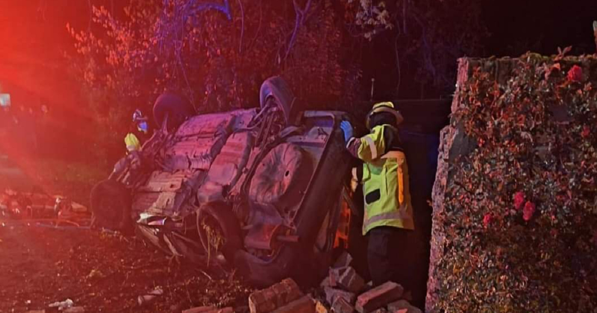 Auto impactó muro a gran velocidad en Romeral y provocó grave accidente: cuatro muertos