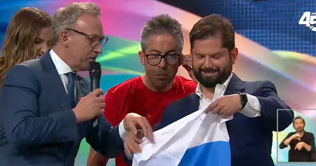 Presidente Boric hizo regalo para subasta de la Teletón 2023: generó curiosa reacción del público