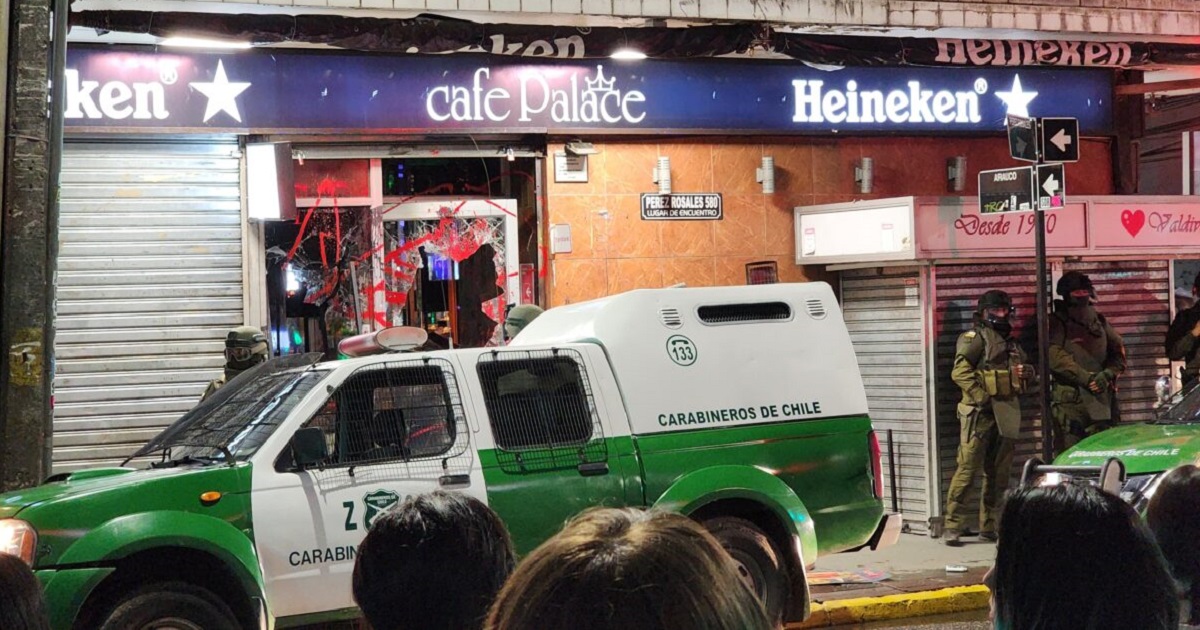 "Prendamos fuego": manifestantes atacan café en Valdivia por presunto maltrato animal