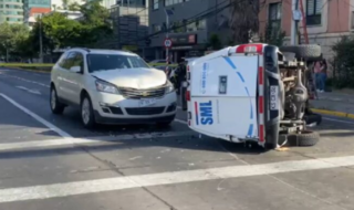 Camioneta del Servicio Médico Legal volcó mientras trasladaba un cadáver en Providencia