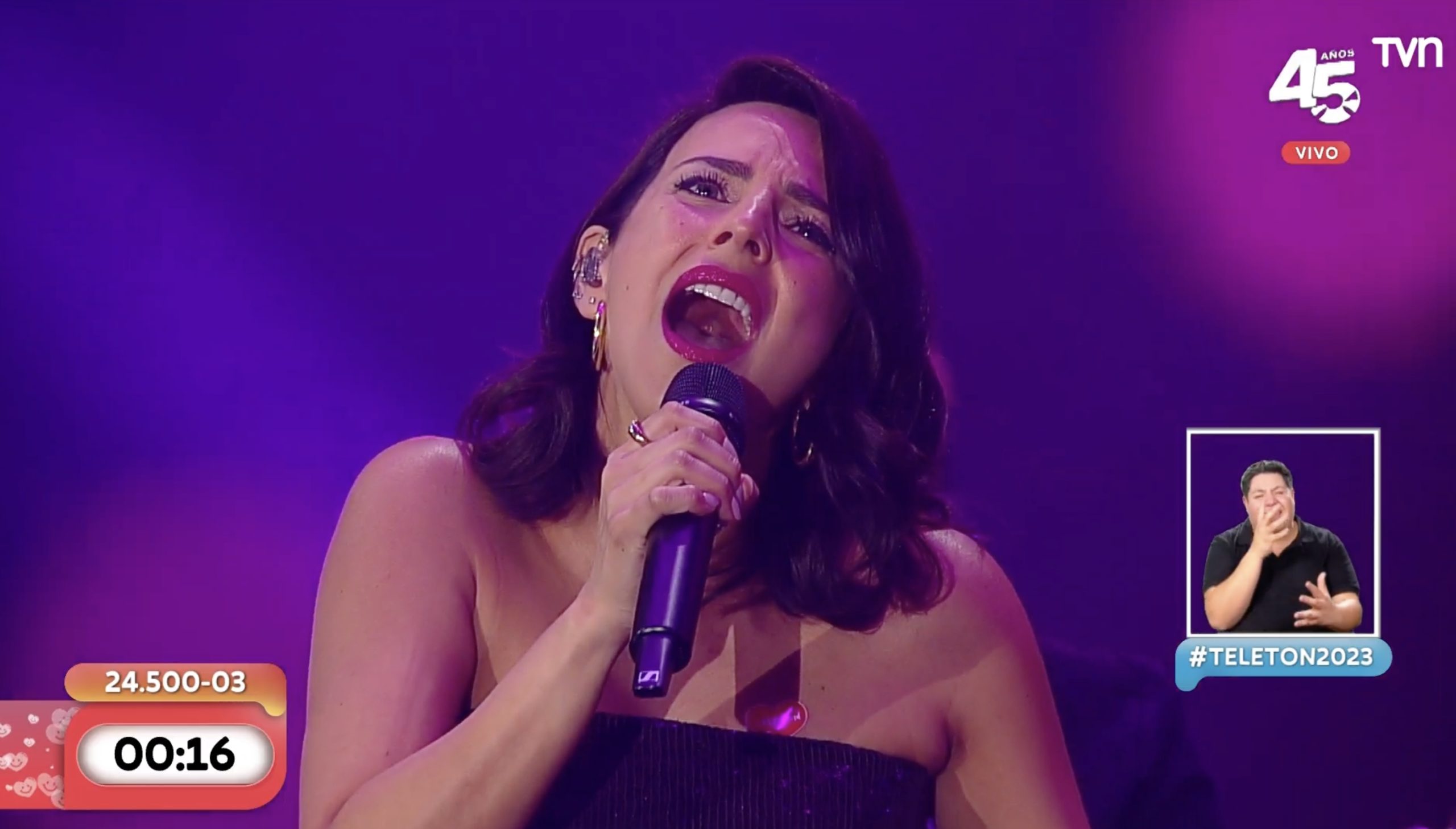 Daniela Castillo cantó con Andrés de León en Teletón: mostró cuánto ha crecido su guatita