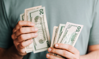 Hombre que ganó $1.350 millones en la lotería demandó a su exesposa por romper particular acuerdo