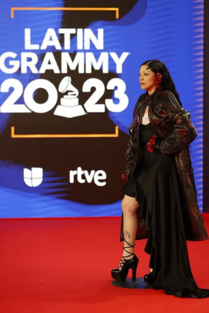 Mon Laferte se atrevió con osado look en los Latin Grammy 2023: con lencería y chaqueta biker