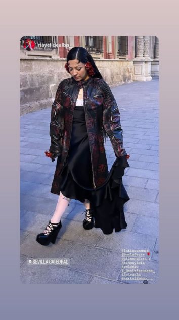 Mon Laferte se atrevió con osado look en los Latin Grammy 2023: con lencería y chaqueta biker