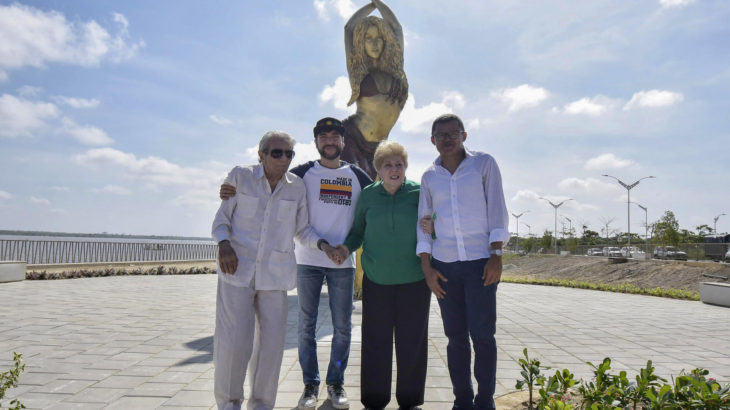 Los padres de Shakira posan frente a su estatua en Barranquilla