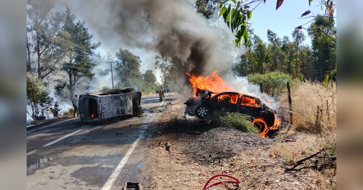 Colisión frontal de dos vehículos en Santo Domingo dejó cuatro muertos y provocó incendio forestal