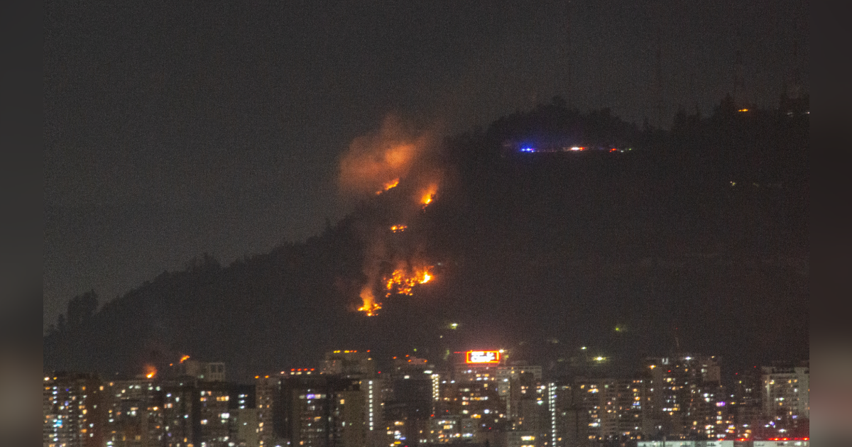 Alerta por incendio forestal que afecta a ladera del cerro San Cristóbal
