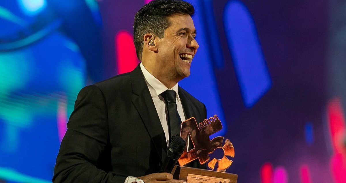 Destacan a Rafael Araneda por su trabajo como presentador de TV en EEUU: "Con mu