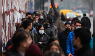 Casos de covid-19 aumentan 75% en el último mes en Chile: expertos llaman a vacunarse