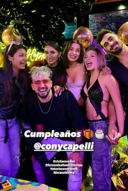 Constanza Capelli celebró con disruptivo look su cumpleaños: invitó de Pamela Díaz a Jorge Aldoney