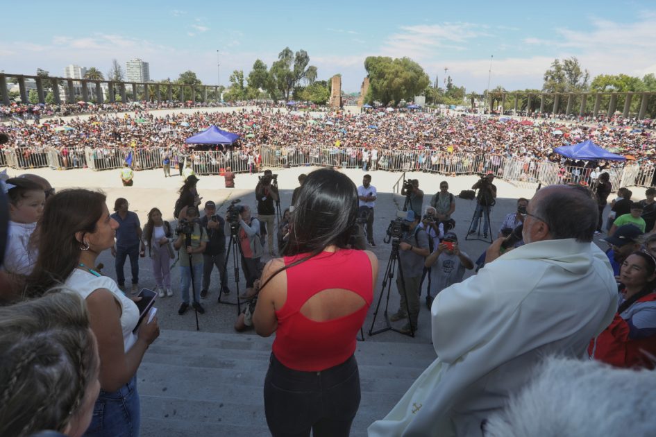 Así fueron las primeras 24 horas de la "sanadora de Rosario" en Chile: convocó a 6 mil personas