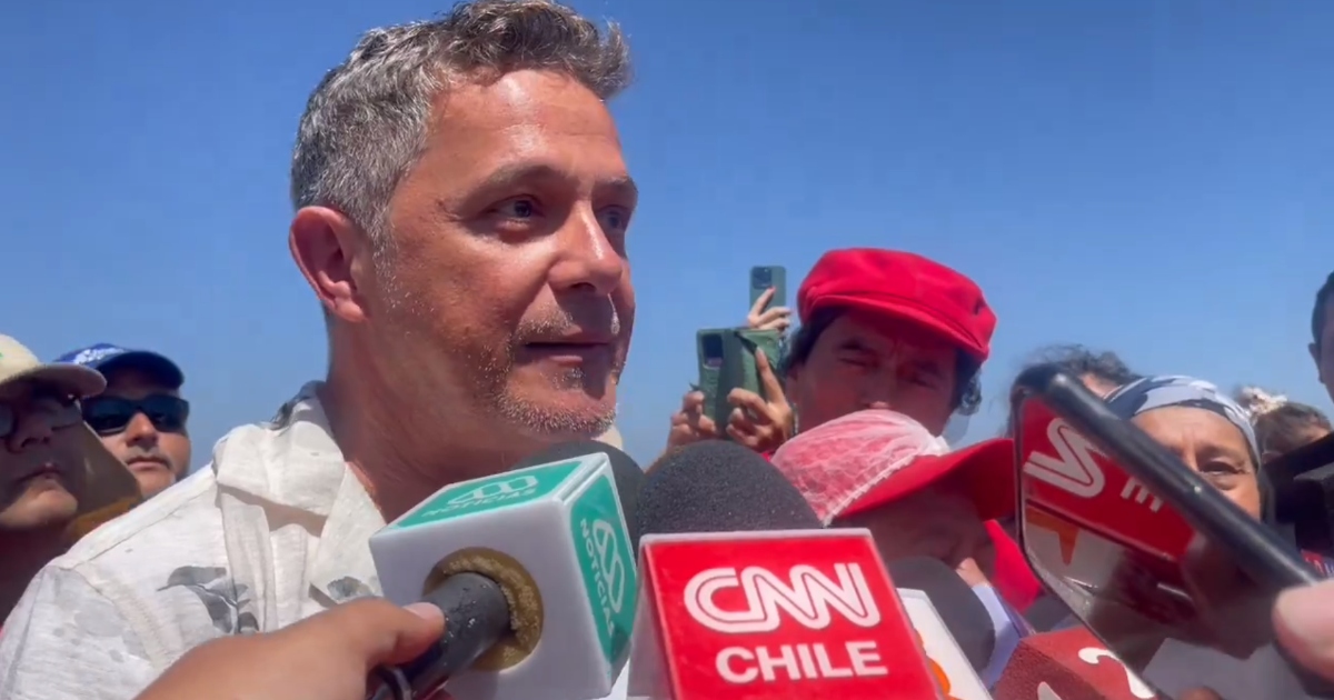 Alejandro Sanz visitó a damnificados en Villa Independencia