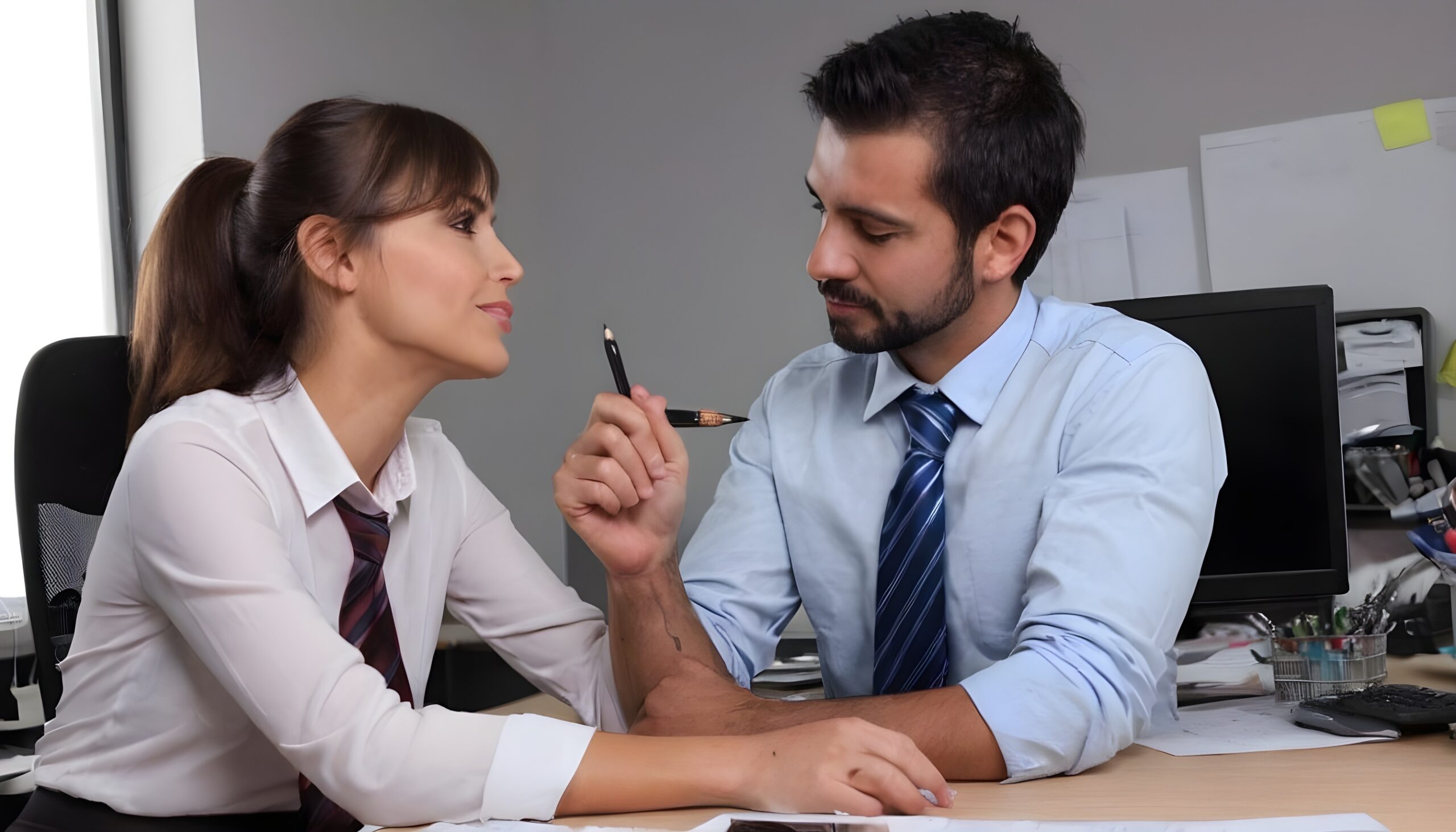 ¿Me pueden despedir si mantengo una relación con alguien del trabajo?