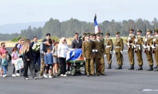 Las imágenes de la familia de Sebastián Piñera junto al féretro en aeródromo de Pichoy