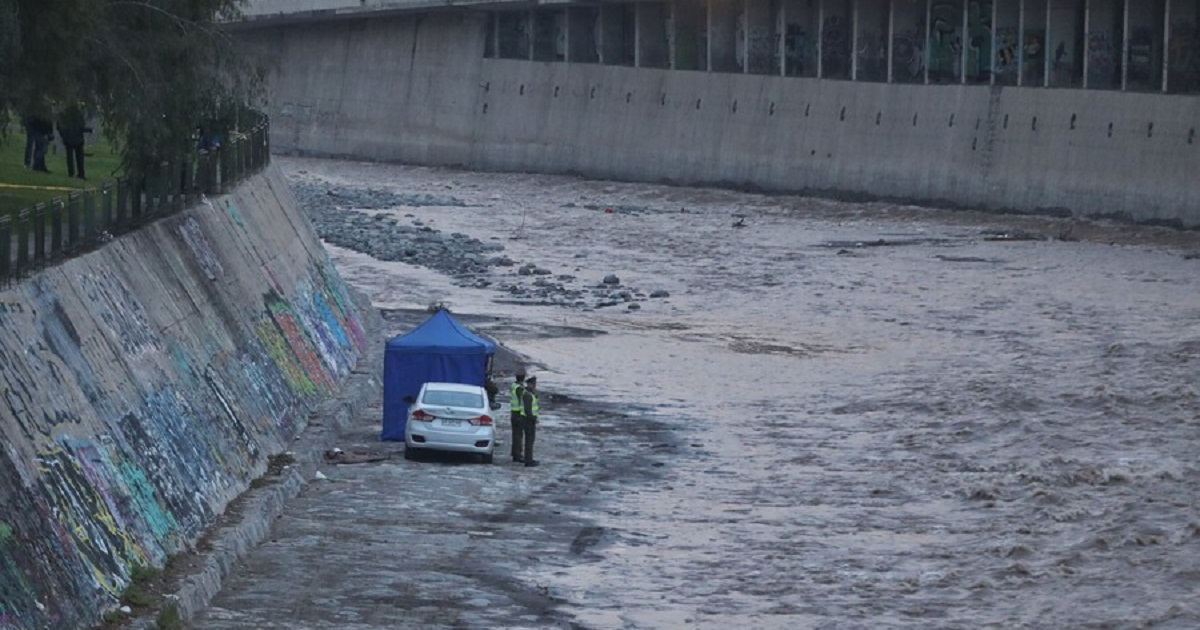 Investigan hallazgo de un cuerpo en el río Mapocho, a la altura de Providencia