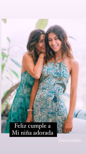 manda Labbé, la segunda hija de Francisca Merino, está de cumpleaños este lunes, motivo por el que su madre le dedicó un bello mensaje de cumpleaños.

A través de sus historias de Instagram, la panelista de Tal Cual de TV+, (TVmás), se hizo presente en este importante día para su pequeña, por lo que subió una fotografía de ambas con una sentida leyenda.

Allí, se les ve abrazadas mirando a la cámara, dejando clara su relación madre e hija.

"Feliz cumpleaños, mi niña adorada", escribió Francisca Merino junto a la postal.

Asimismo, la joven que llegó a los 17 años este lunes, ha recibido mensaje de algunos de sus amigos y seres queridos en redes sociales, los cuales ha compartido en su cuenta de Instagram.

Hija de Francisca Merino cumplió 17 años

Cabe señalar, que Amanda Labbé es la segunda hija de Merino, siendo su hermano mayor Dominic, y la menor, Chloé.

Todos ellos, nacieron producto del matrimonio de la actriz con el ingeniero comercial Claudio Labbé, con quien contrajo nupcias en 2001.

Sin embargo, el vínculo de ambos llegó a su fin en 2016, y años más tarde, la intérprete se dio una nueva oportunidad en el amor.

Lo anterior, luego de que conociera al italiano, Andrea Marocchino, con quien hace un par de meses comenzaron su vida en pareja, y se fueron a vivir juntos.