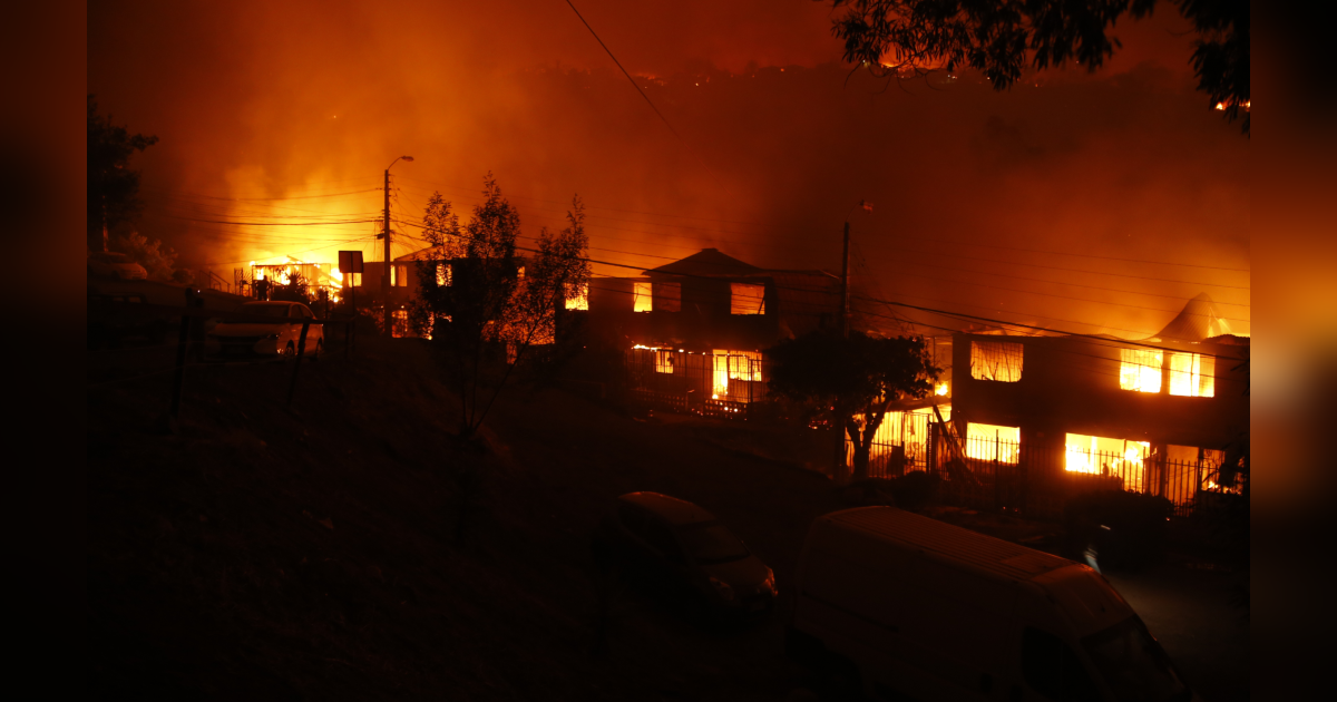 Casas quemadas y miles de hectáreas consumidas tras incendios en Valparaíso: 10 personas habrían fallecido