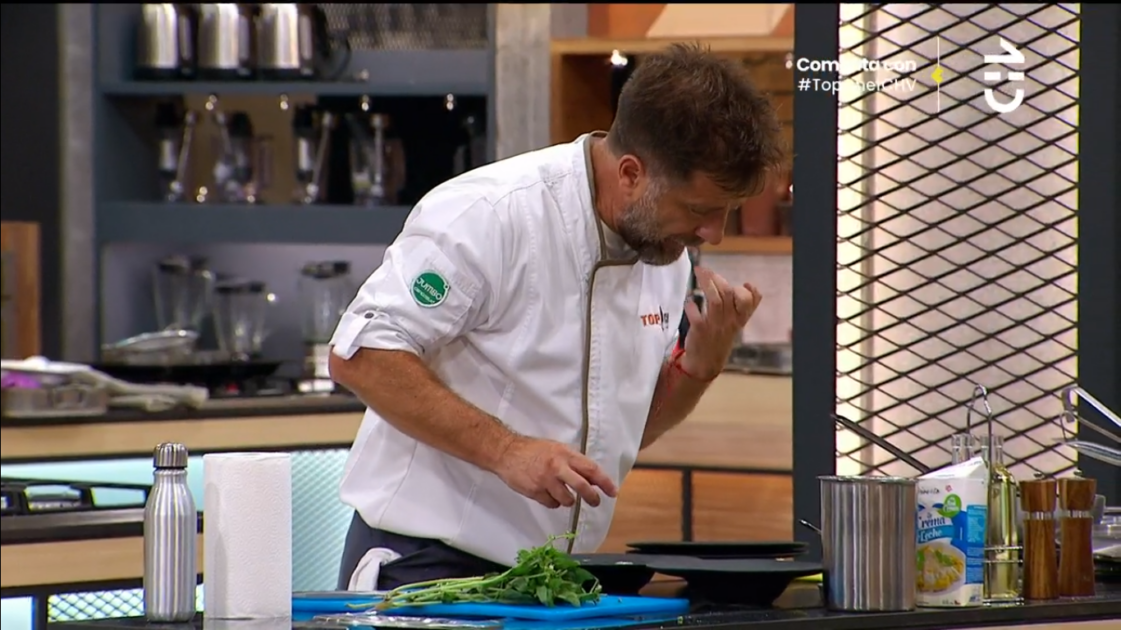 Marcial Tagle recibe reto en Top Chef Vip por chuparse los dedos
