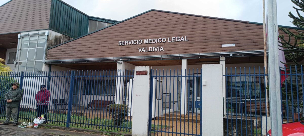 Decenas de personas llegan al Servicio Médico Legal de Valdivia a despedir a Sebastían Piñera