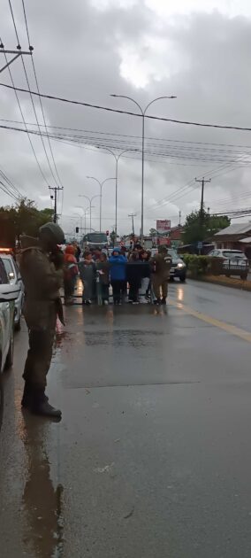 Decenas de personas llegan al Servicio Médico Legal de Valdivia a despedir a Sebastían Piñera