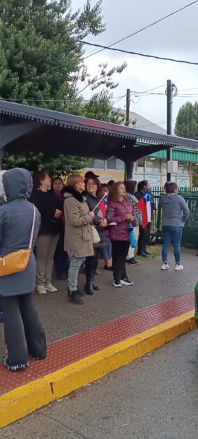 Decenas de personas llegan al Servicio Médico Legal de Valdivia a despedir a Sebastían Piñera