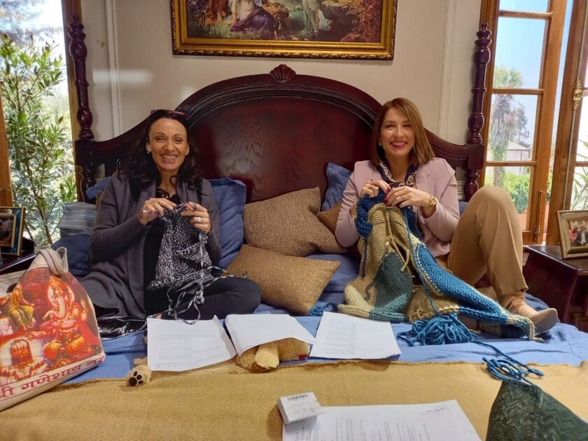 Amistad y tejidos entre sets en Secretos de familia